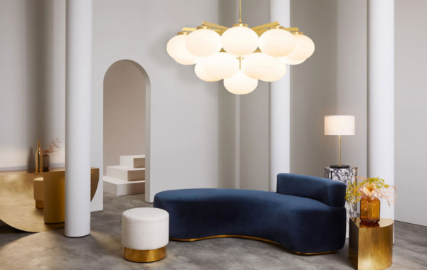 Penggunaan lampu gantung besar sebagai pencahayaan utama ruang tengah